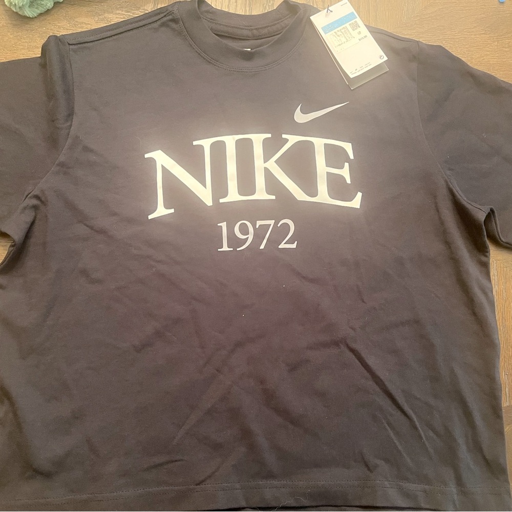 Nike Loose Fit Woman's Short Sleeve T-Shirt Black Size Medium NWT
